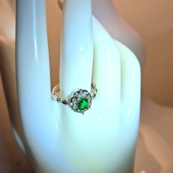 Green Cubic Zirconia - Luxurious White Golden Plated Alloy Women size 8 - Picture 1 of 8